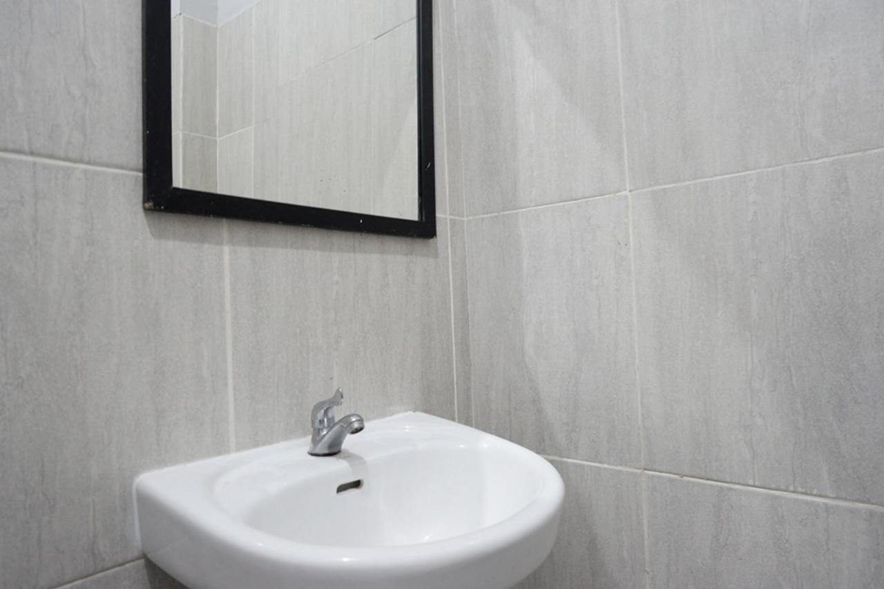 Reddoorz Near Jalan Adi Sucipto Solo Hotell Eksteriør bilde